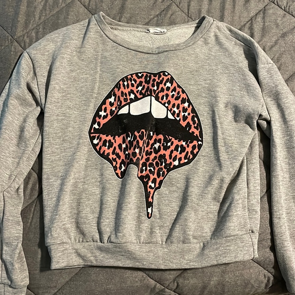 Grey “lips” lightweight sweatshirt/top